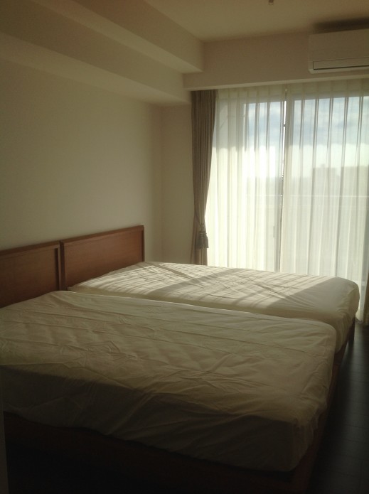 日本ベッド　シルキーポケット　カーテンはインハウス&サザンクロス