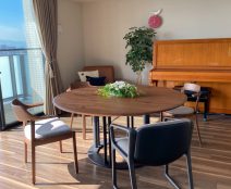カンディハウスのRBテーブル 150φに倉本仁デザインのチェア エイト、 テーブルと同じ 佐戸川清氏デザインのウィングLUXサイドチェアにチェア ルントオム